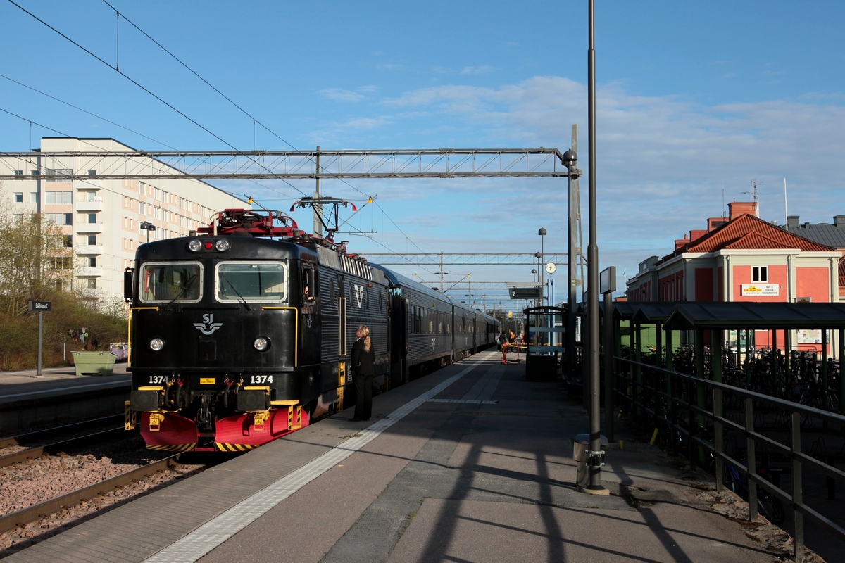 Am Morgen des 07.05.2017 steht Rc6 1374 in Eskilstuna abfahrbereit mit ihrem Zug nach Stockholm, am Zugschluß befindet sich Rc6 1350. 
