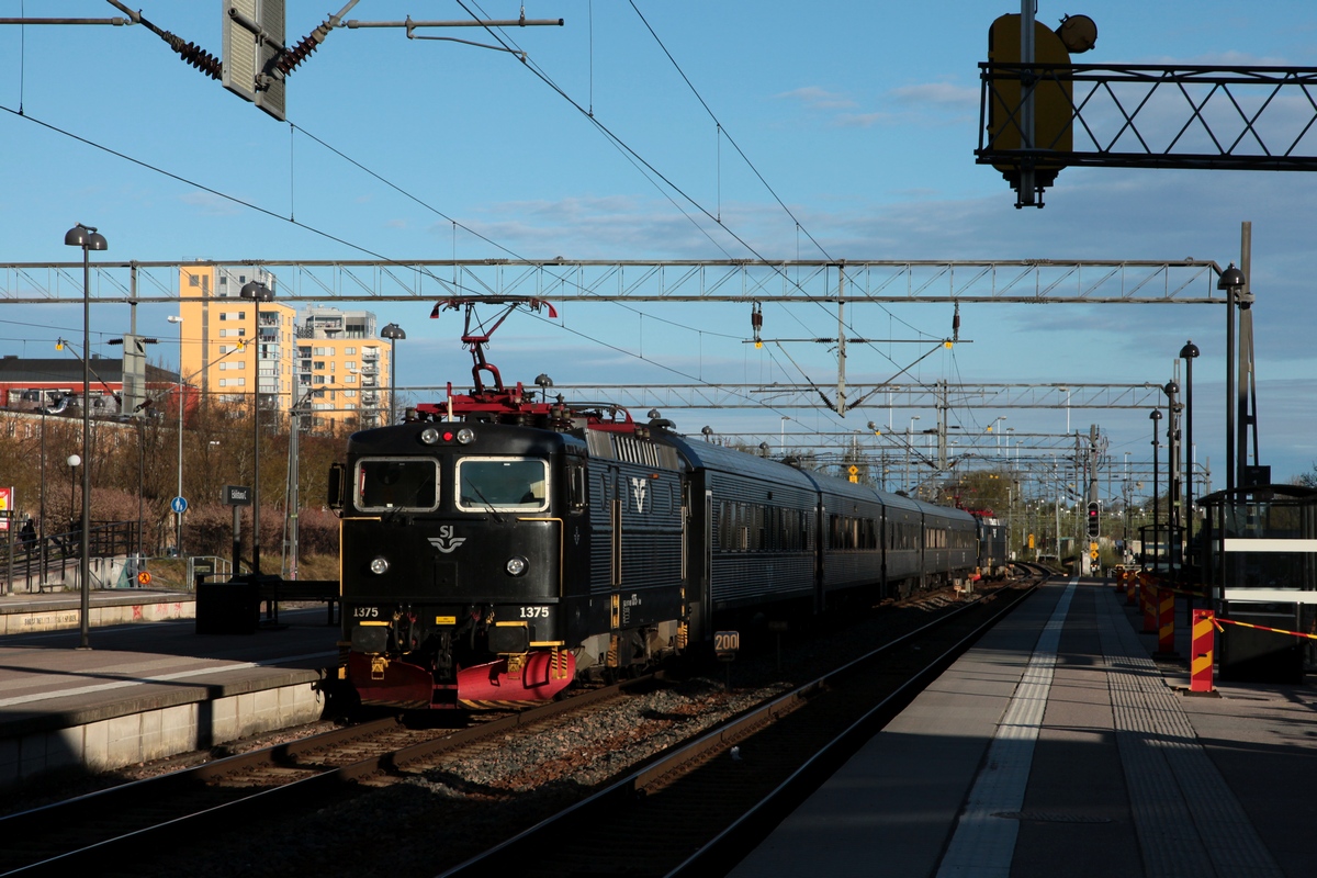 Am Morgen des 07.05.2017 stellt Rc6 1375 in Eskilstuna einen Zug bereit, beschriftet war er mit Stockholm, verließ aber unmittelbar darauf, als Leerzug, den Bf in entgegengesetzter Richtung, dann geführt von Rc6 1357, der Lok am Zugende.