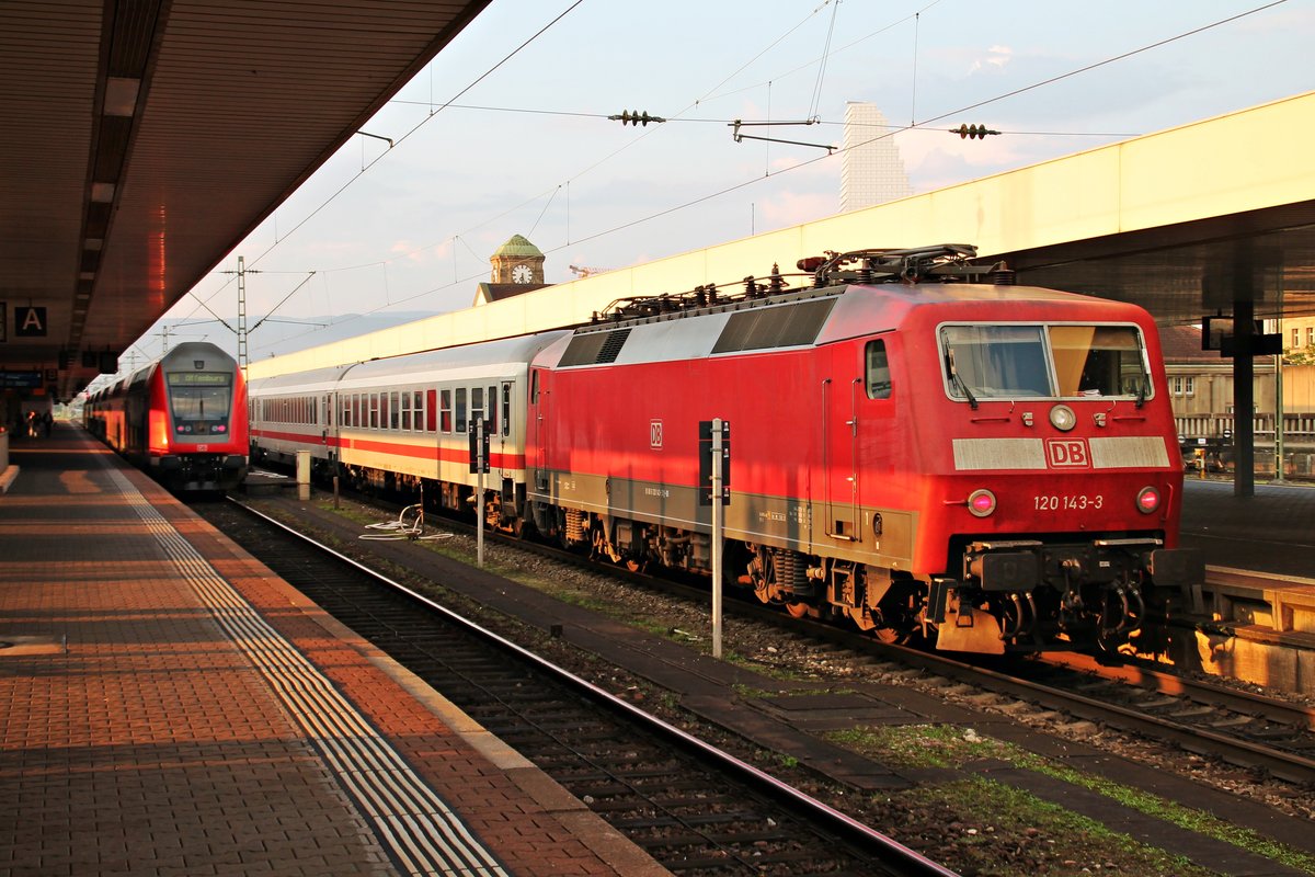 Am Morgen des 07.06.2016 stand 120 143-3 mit einer IC-Leergranitur am Bahnsteig 3 in den Badischen Bahnhof von Basel, den sie zuvor von Karlsruhe nach Basel schob und nun wartete, dass ihre Wagen ins ICE Werk rangiert werden.