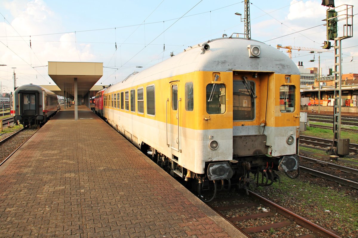 Am Morgen des 07.06.2016 stand der Messsteuerwagen 63 80 99-92 014-9 (Dienst mzf 316) mit der Mühldorfer 218 466-1 gemeinsam abgestellt auf Gleis 96 des Badiscehn Bahnhof von Basel und warteten auf ihren nächsten Einsatz.