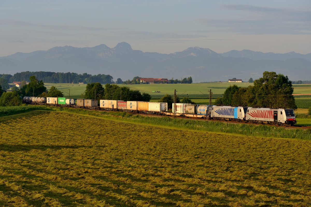 Am Morgen des 08. Juli 2016 konnten die beiden Railpool Zebras 186 283 und 287 mit einem KLV-Zug nach München Ost Rangierbahnhof in Haus bei Ostermünchen abgelichtet werden.