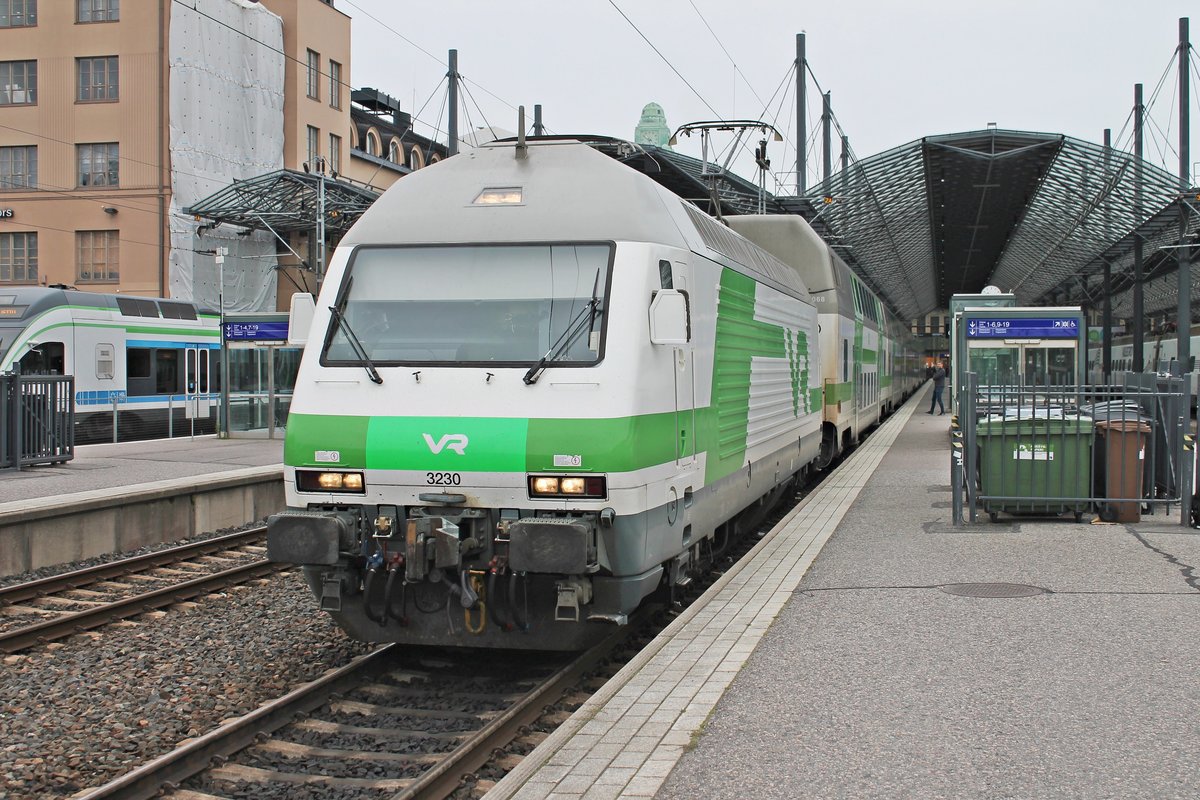 Am Morgen des 08.07.2019 stand Sr2 3230 mit einem InterCity auf Gleis 7 im Hauptbahnhof von Helsinki und wartete auf die Abfahrt Richtung Norden.