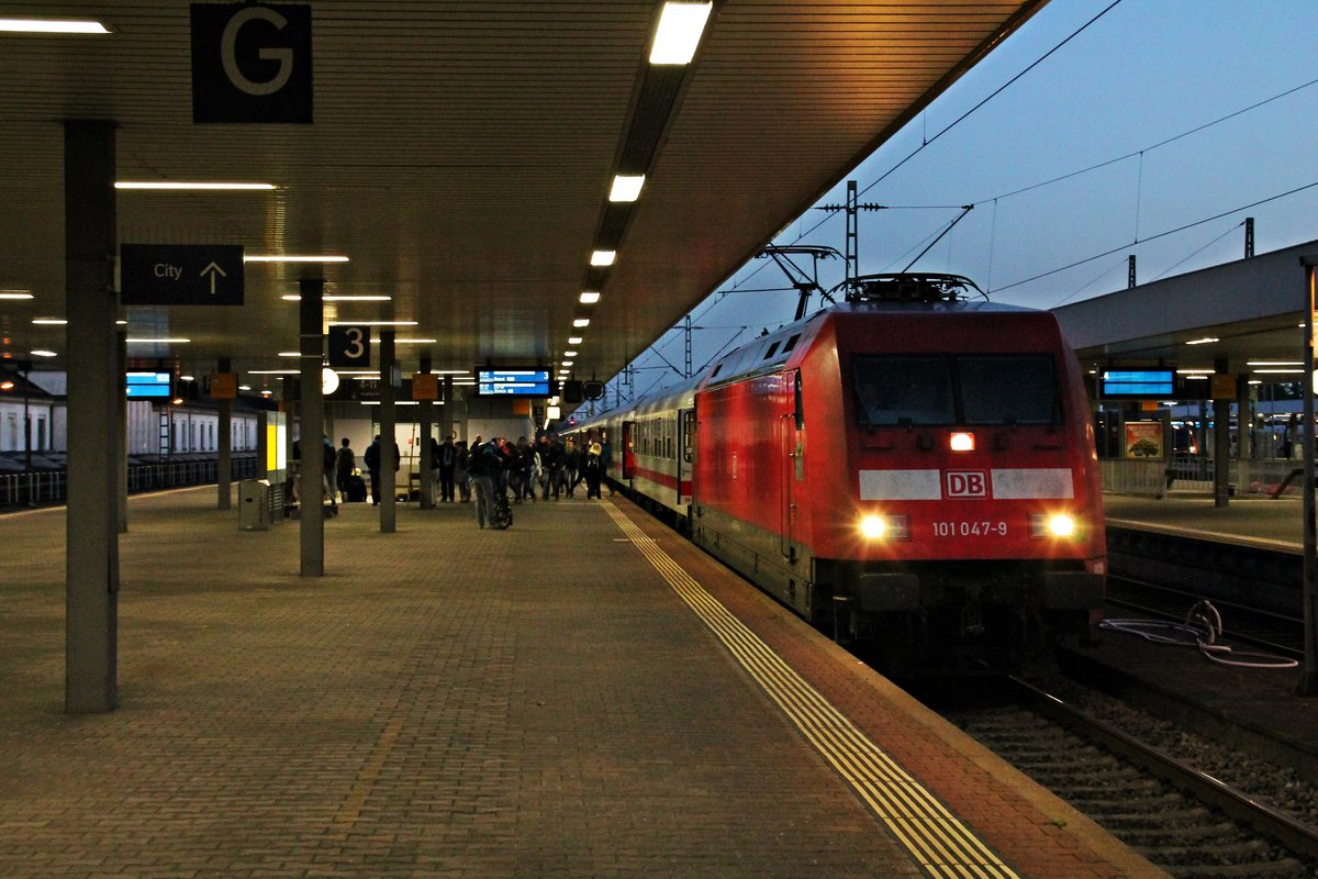 Am Morgen des 08.09.2015 stand 101 047-9 mit dem IC 61419 (Duisburg Hbf - Basel SBB)/CNL 40419 (Amsterdam Centraal - Zürich HB)/CNL 479 (Hamburg-Altona - Zürich HB) auf Gleis 3 in Basel Bad Bf und wartete nach dem Ausstieg den Nachtzug noch über den RHein nach Basel SBB zu bringen.