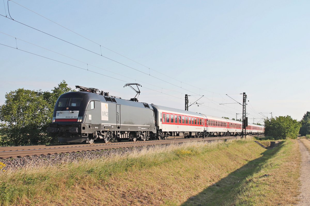 Am Morgen des 09.07.2016 fuhr MRCE/DB Fernverkehr ES 64 U2-025 (182 525-6) bei Hügelheim auf der KBS 703, als sie den ARZ 1499 (Hamburg Altona - Lörrach Gbf) bespannte und ihrem Zielbahnhof entgegen fuhr.