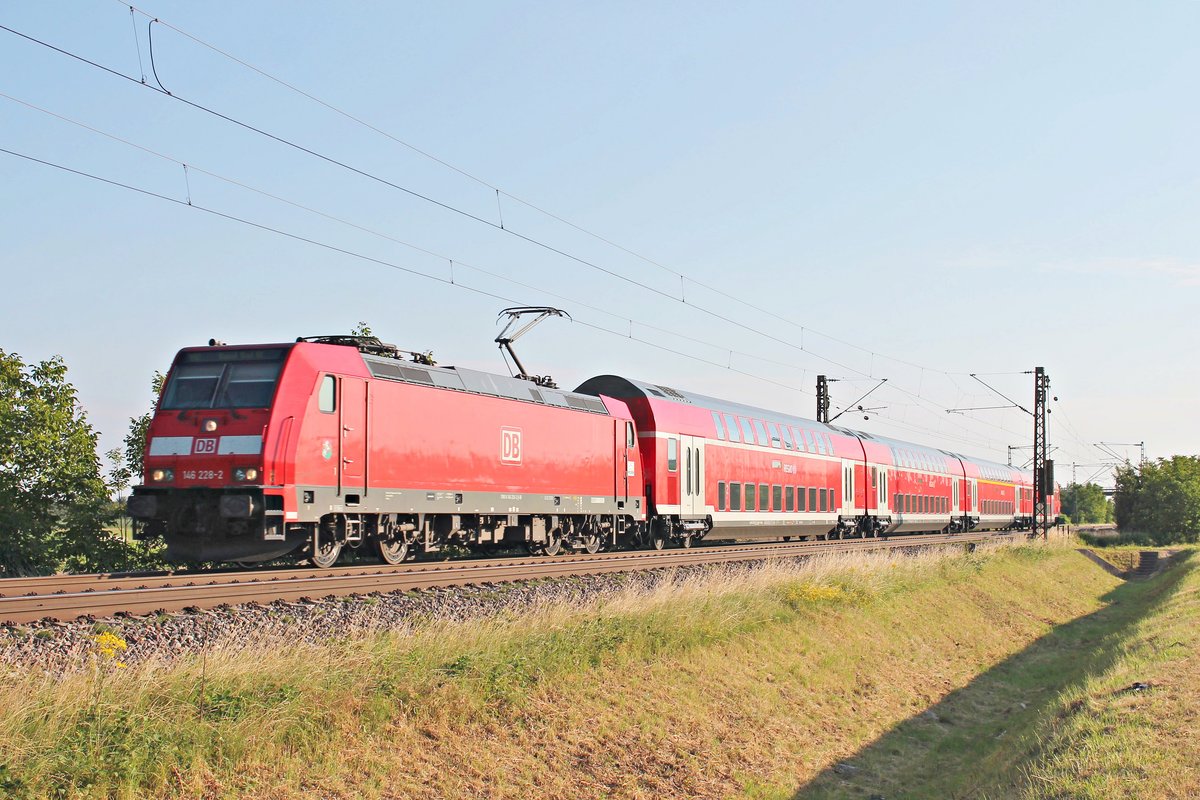Am Morgen des 09.07.2016 war 146 228-2  St. Georgen  mit einem RE (Offenburg - Basel Bad Bf) auf dem Weg gen Schweiz, als sie bei Hügelheim ihrem nächsten Zwischenhalt in Müllheim (Baden) entgegen fuhr.