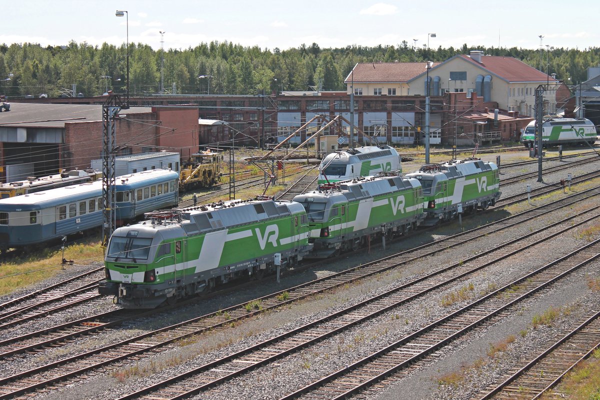 Am Morgen des 09.07.2019 stand Sr3 3315 zusammen mit Sr3 3316, Sr3 3318, Sr2 3235 und eine weiteren Sr2 abgestellt im Bahnbetriebswerk von Oulu und wartete dort gemeinsam auf ihren nächsten Einsatz.