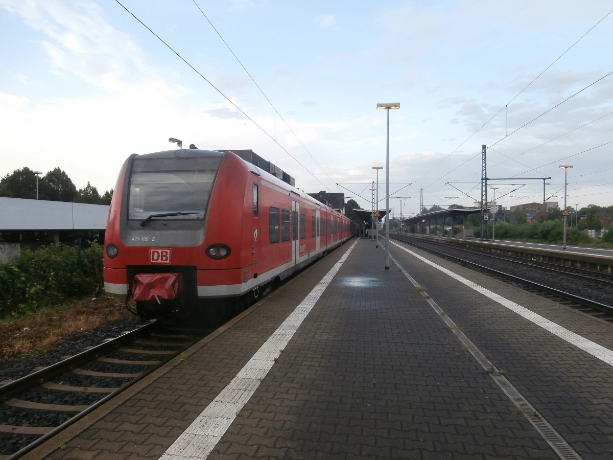 Am Morgen des 10.06.14 ein Tag nach den Sturm steht 425 106-2 mit einem weiteren 425er abgebügelt im Bahnhof Grevenbroich auf Gleis 1. Auch heute stand er noch da und wird wohl erst weiter fahren sobald die Strecke nach Mönchengladbach wieder freigegeben ist. 

Grevenbroich 10.06.2014
