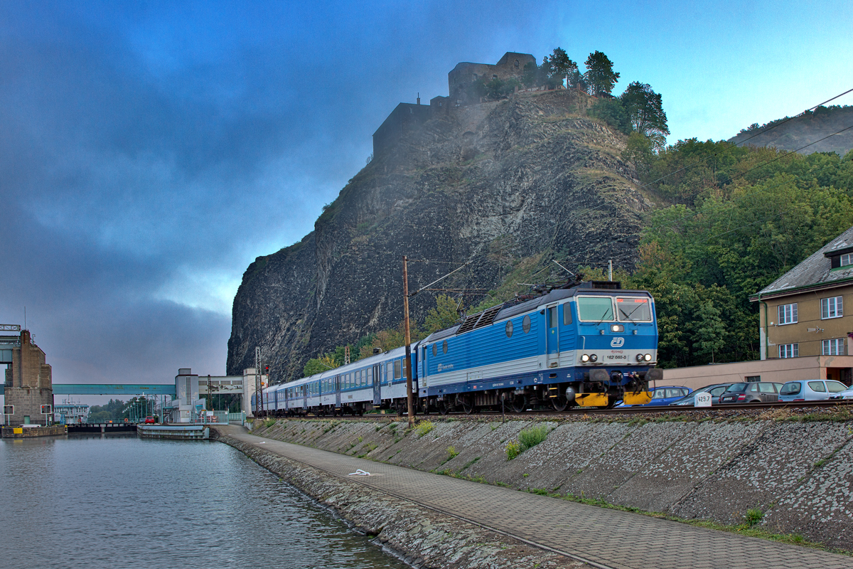 Am Morgen des 10.9.2015 fährt die 162 040-0 mit dem Os 6407 nach Litomerice unterhalb der Burg Strekov vorüber.