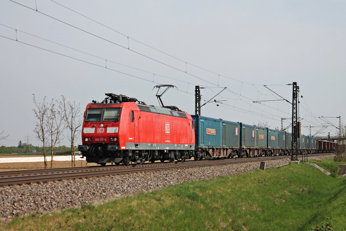 Am Morgen des 11.04.2017 bespannte 185 117-9 einen vollen gemischten Tonerdezug (Limburg (Lahn) - Domodossola), als sie beiu Hügelheim durchs Rheintal gen Basel fuhr.