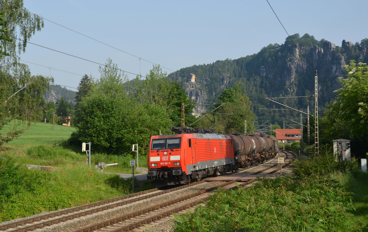 Am Morgen des 11.06.19 führte 189 061 einen gemischten Güterzug durch Rathen Richtung Bad Schandau.