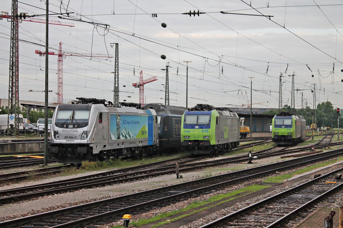 Am Morgen des 11.06.2018 stand Rpool/BLSC 187 004-7  BLS Cargo. Die Alpinisten.  zusammen mit Re 465 013-1  Stockhorn , Re 485 015-2, Re 485 016-0 und einer weiteren Re 465 abgestellt im nördlichen Vorfeld vom Badischen Bahnhof von Basel und warteten auf ihre nächsten Einsätze.