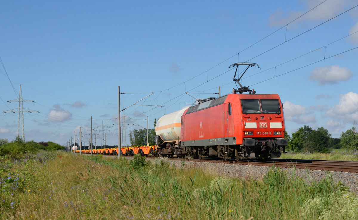 Am Morgen des 11.07.20 führte 145 046 einen gemischten Güterzug durch Braschwitz Richtung Köthen.
