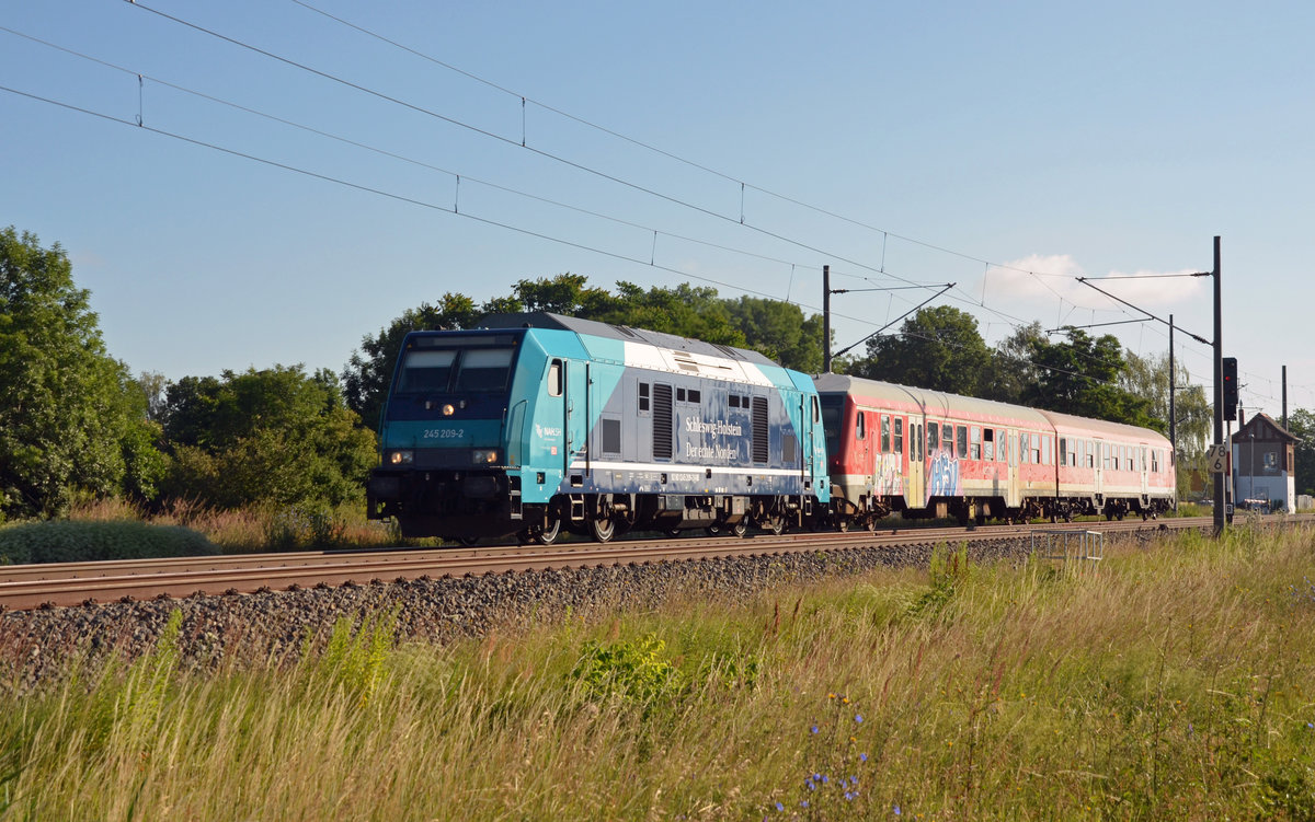 Am Morgen des 11.07.20 schleppte 245 209 zwei Steuerwagen durch Braschwitz Richtung Halle(S). Ziel war das SSM in Engelsdorf.