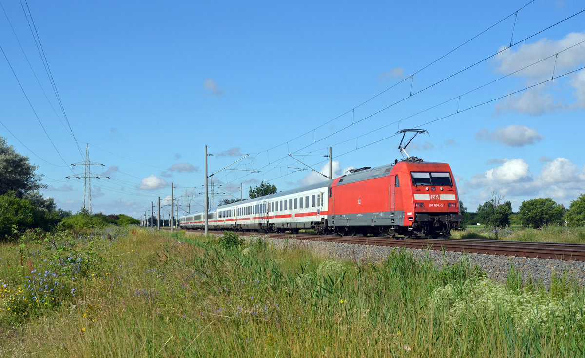 Am Morgen des 11.07.20 schob 101 092 ihren Ersatzzug für den ausgefallenen IC 2447 durch Braschwitz Richtung Halle(S).