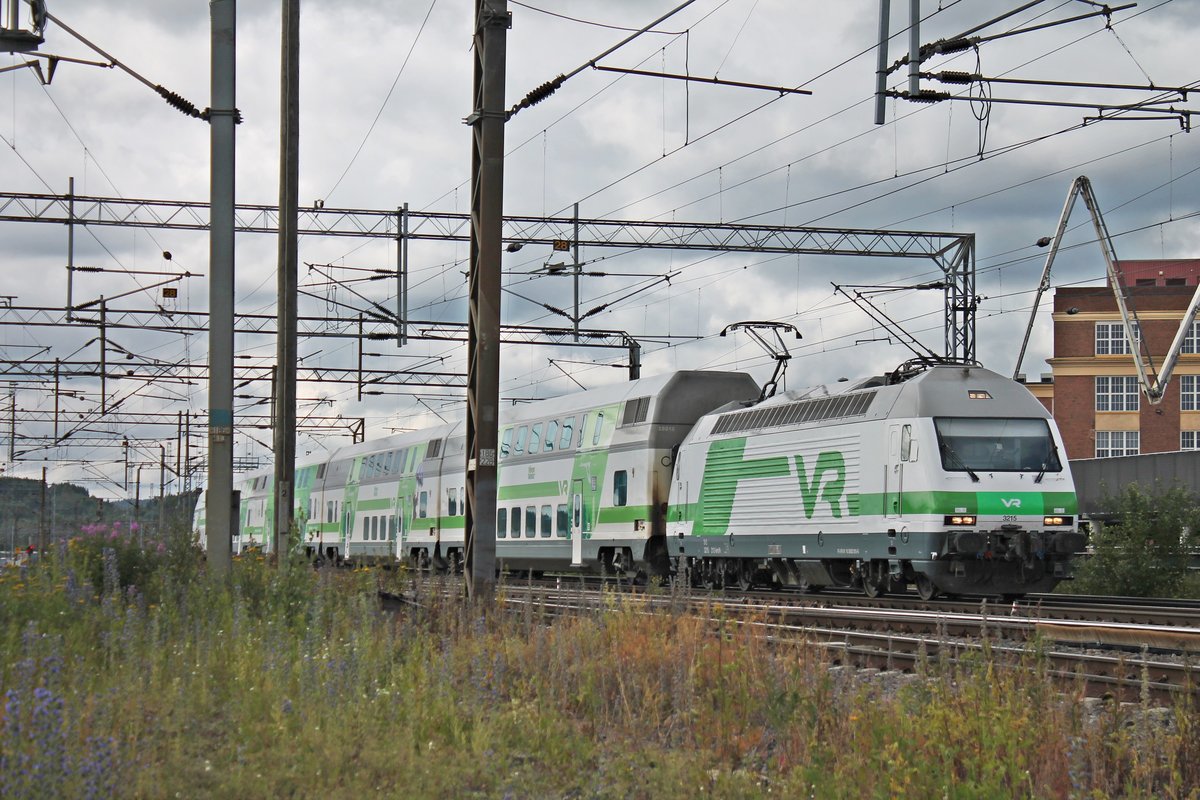 Am Morgen des 11.07.2019 fuhr Sr2 3215 mit ihrem InterCity (Helsinki - Tampere) am Güterbahnhof von Tampere vorbei in Richtung Zielbahnhof, welcher nur noch wenige Meter entfernt war.