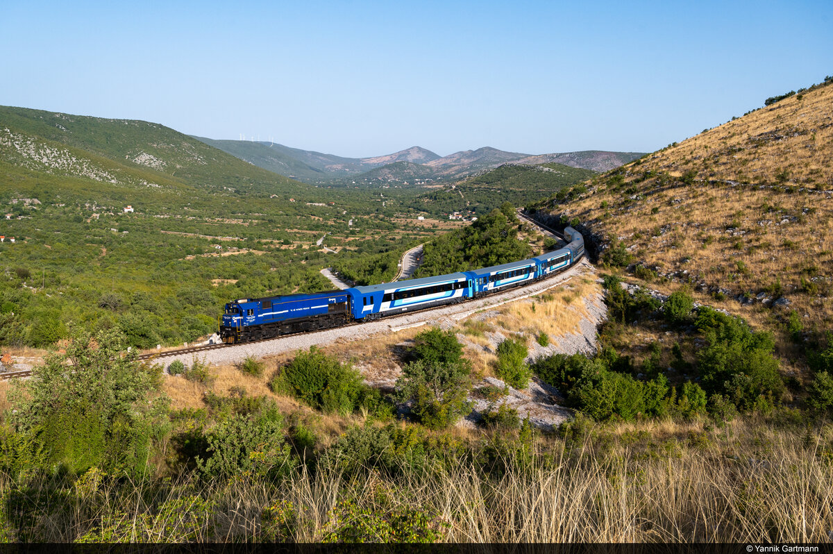 Am Morgen des 11.08.2021 ist HŽPP 2044 028 unterwegs mit dem ungarischen Nachtzug IC 1204 von Budapest-Keleti nach Split und konnte hier in der schönen Fotokurve bei Prgomet aufgenommen werden.