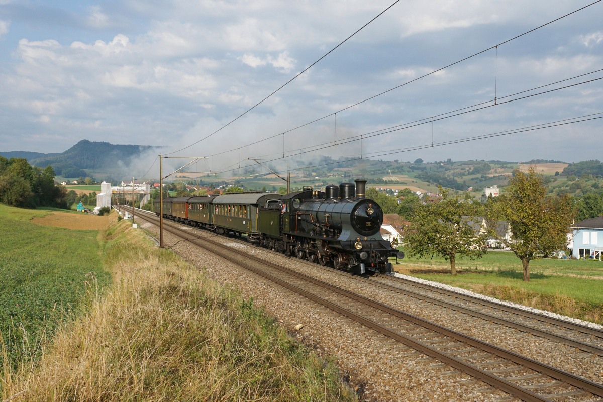 Am Morgen des 11.09.2016 dampft die SBB-A 3/5 705 von Basel Richtung Brugg und konnte ausgangs Frick bildlich festgehalten werden.