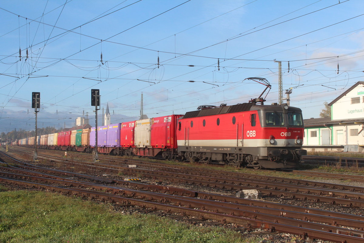 Am Morgen des 11.10.2019 hat sich der Nebel über Knittelfeld fast aufgelöst und lässt die ersten Sonnenstrahlen durch, die die 1144 102 mit dem NG67660 von Knittelfeld nach Bruck an der Mur Fbf anleuchten.