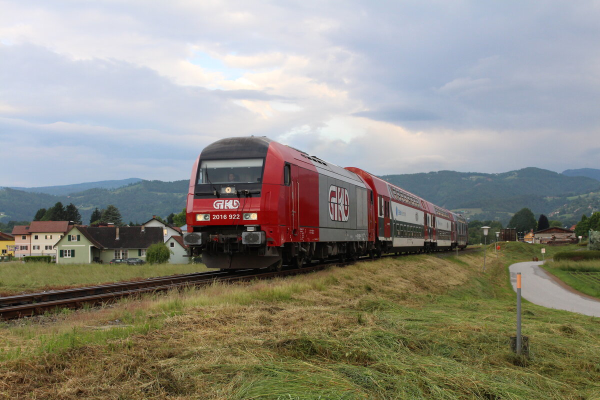 Am Morgen des 11.6.2021 haben die Wolken leider nicht ganz mitgespielt und den Himmel über Frauenthal verdeckt als die 2016 922 mit dem R8554 von Wies-Eibiswald nach Graz Hbf den Bahnhof Frauenthal-Bad Gams verlässt.