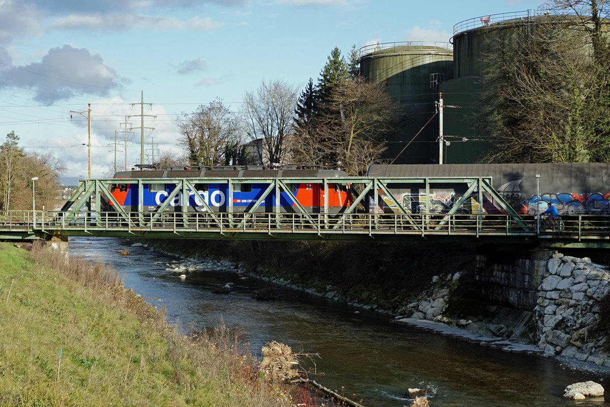 Am Morgen des 12. Dezember 2019 brachte die nigelnagelneue Refit Re 620 010-9  SPREITENBACH  den alltäglichen Güterzug nach Gerlafingen. Mit grossem Fotografenglück konnte die noch saubere Lok verewigt werden.
Die Streckenaufnahmen des Lokzuges der anderen Art sind bei Biberist entstanden.
Für diese Aufnahme stellte ich absichtlich einmal zur Abwechslung die Emmenbrücke und nicht die Lok in den Mittelpunkt.
Foto: Walter Ruetsch