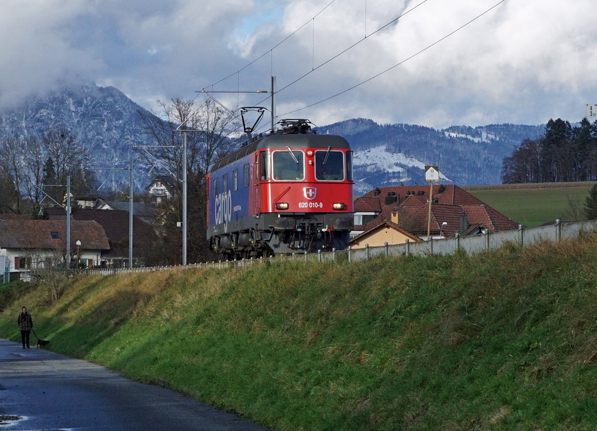 Am Morgen des 12. Dezember 2019 brachte die nigelnagelneue Refit Re 620 010-9  SPREITENBACH  den alltäglichen Güterzug nach Gerlafingen. Mit grossem Fotografenglück konnte die noch saubere Lok verewigt werden.
Die Streckenaufnahmen des Lokzuges der anderen Art sind bei Biberist entstanden.
Foto: Walter Ruetsch
