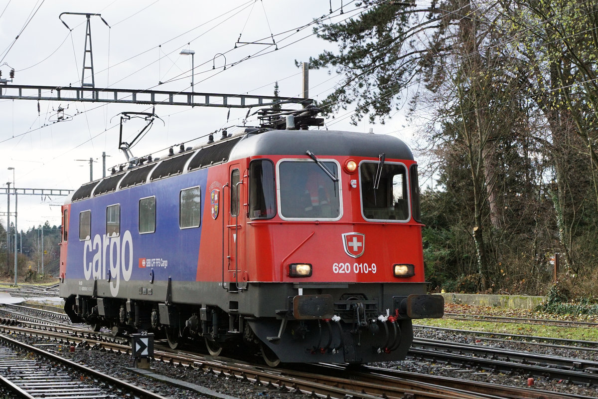 Am Morgen des 12. Dezember 2019 brachte die nigelnagelneue Refit Re 620 010-9  SPREITENBACH  den alltäglichen Güterzug nach Gerlafingen. Mit grossem Fotografenglück konnte die noch saubere Lok verewigt werden.
Foto: Walter Ruetsch   
