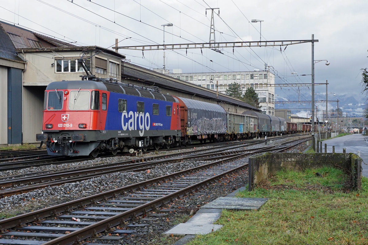 Am Morgen des 12. Dezember 2019 brachte die nigelnagelneue Refit Re 620 010-9  SPREITENBACH  den alltäglichen Güterzug nach Gerlafingen. Mit grossem Fotografenglück konnte die noch saubere Lok verewigt werden.
Foto: Walter Ruetsch   