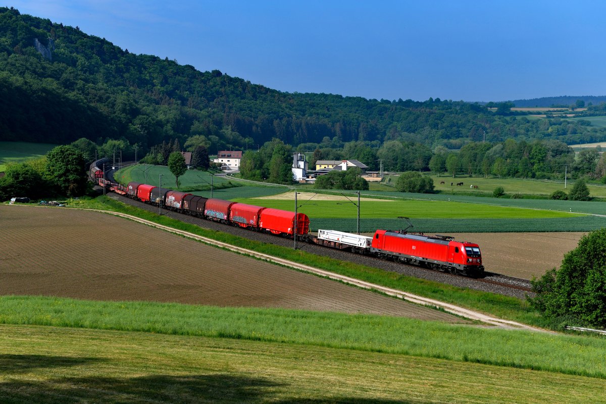 Am Morgen des 12. Mai 2018 war 187 102 mit einem gemischten Güterzug bei Breitenfurt im Altmühltal südwärts unterwegs. 