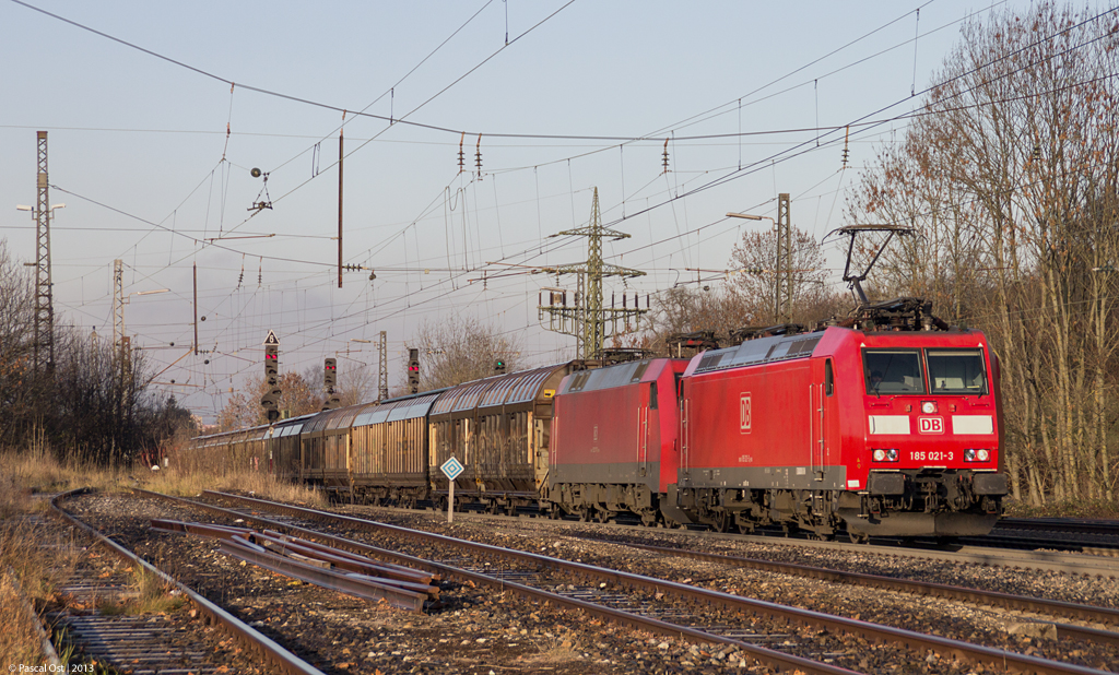 Am Morgen des 12.12.2013 zieht die blitzsaubere 185 021-3 einen gemischten Güterzug in Richtung Ulm. Hinter der Zuglok läuft eine 152 als Wagenlok mit. So gesehen in Süßen an der Filsbahn.