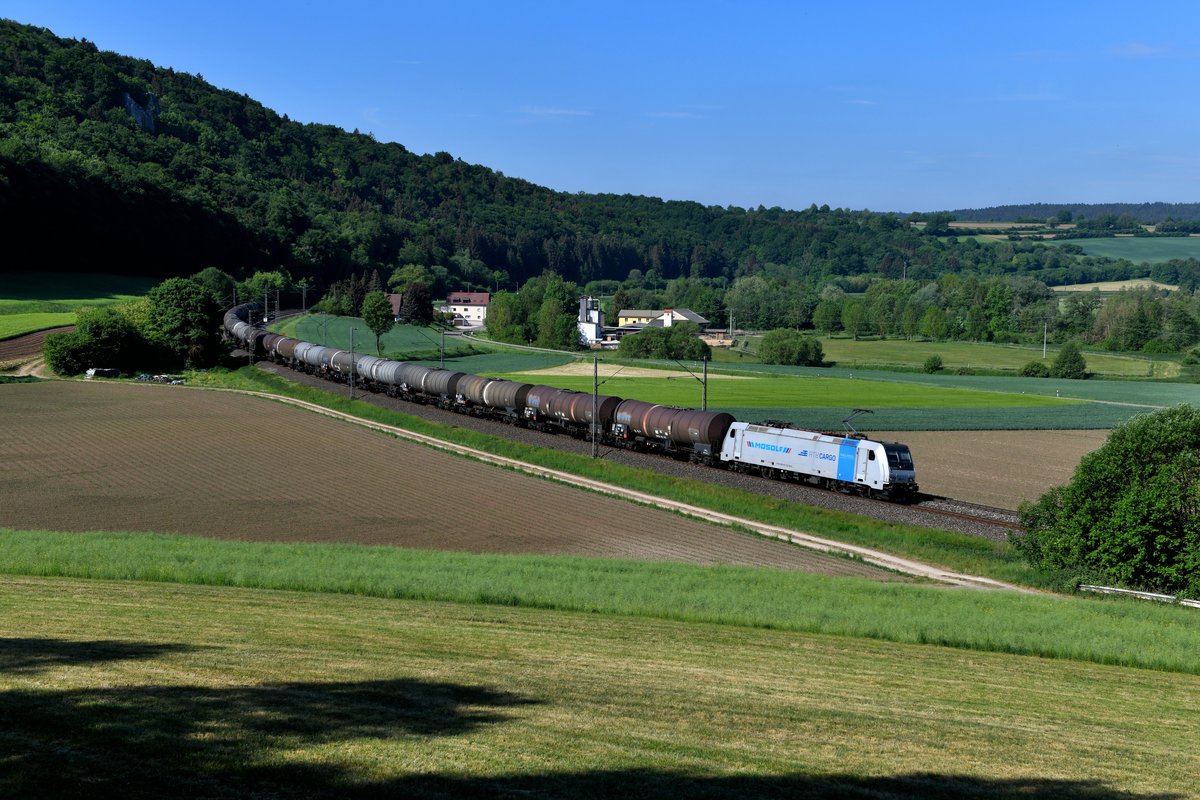 Am Morgen des 13. Mai 2018 konnte die an die Rurtalbahn vermietete Railpool 185 672 mit einem Kesselwagenzug bei Breitenfurt im Altmühltal beobachtet werden. 