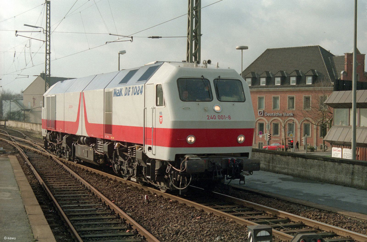 Am Morgen des 13.02.1990 führte das BZA Minden (Westf)  diverse Testfahrten mit der Lok  »240_001-8«  [MaK 30002 / Bj.1989  (Typ  DE 1024)]  von Gütersloh Hbf in Richtung Hamm (Westf) durch, hier wieder bei der Einfahrt in GT Hbf.