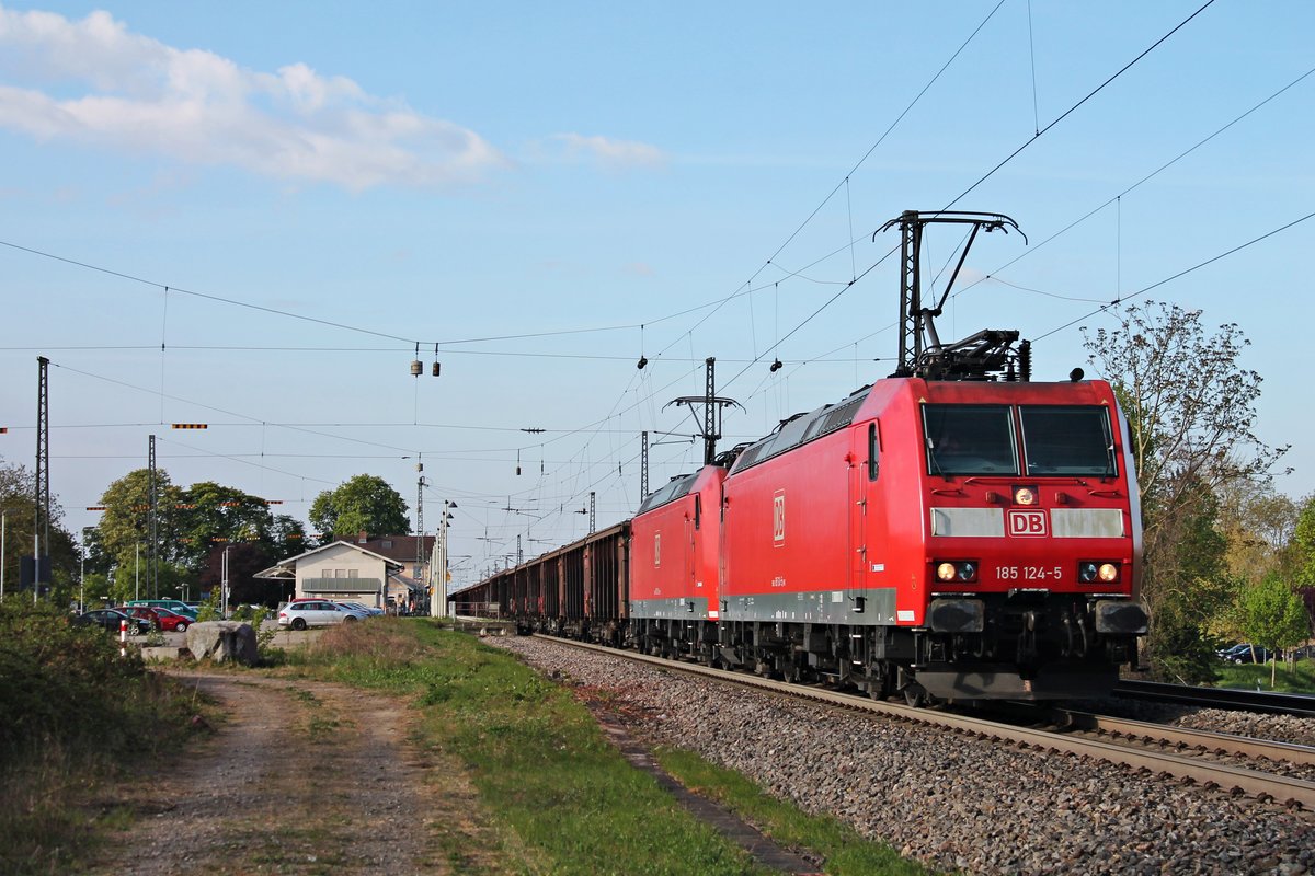 Am Morgen des 13.04.2017 bespannte 185 124-5 zusammen mit der 185 132-8 einen leeren Tonerdezug (Domodossola - Limburg (Lahn)), als sie gemeinsam durch den Bahnhof von Heitersheim gen Norden fuhren.