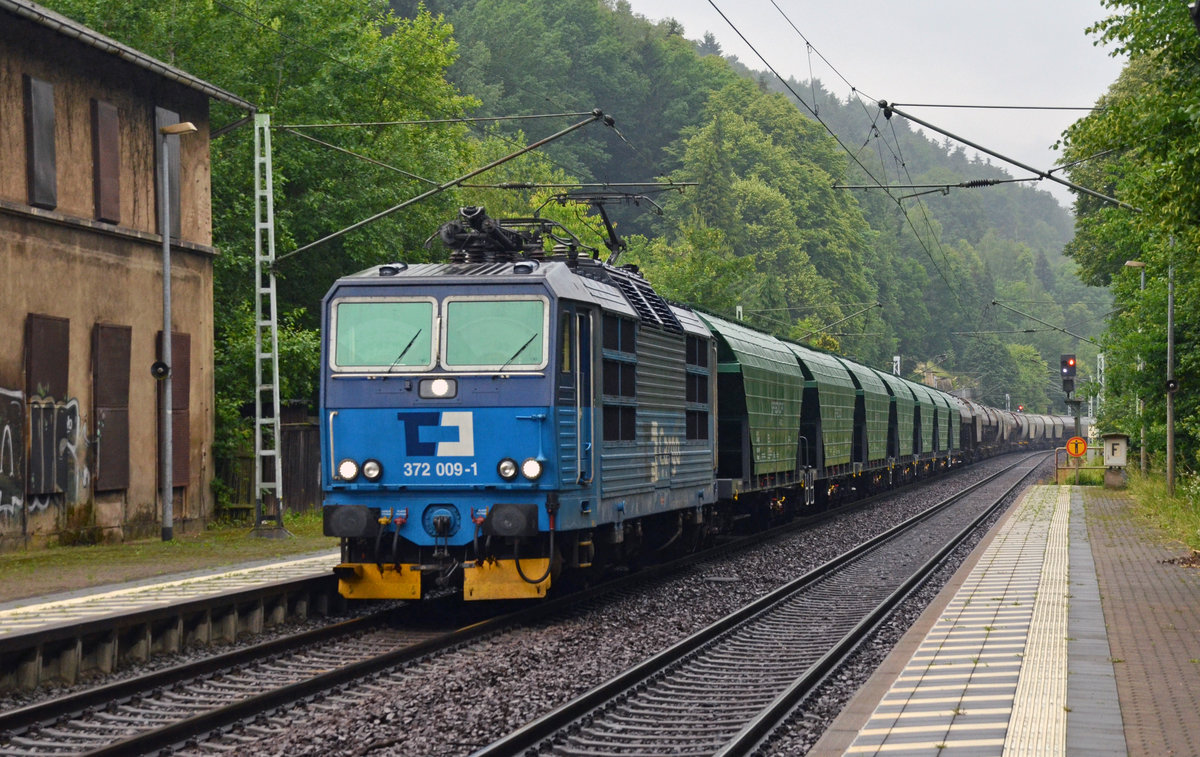 Am Morgen des 13.06.16 führte 372 009 einen Transcereal durch Krippen Richtung Tschechien.