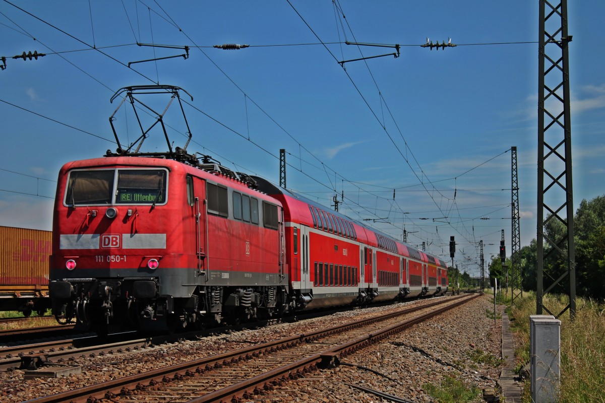 Am Morgen des 13.06.2013 schob 111 050-1 Ersatzweise einen RE von Basel nach Offenburg, fr eine kaputte Freiburger 146er. Hier ist der Zug bei der Beschleunigung aus dem Bahnhof von Orschweier.