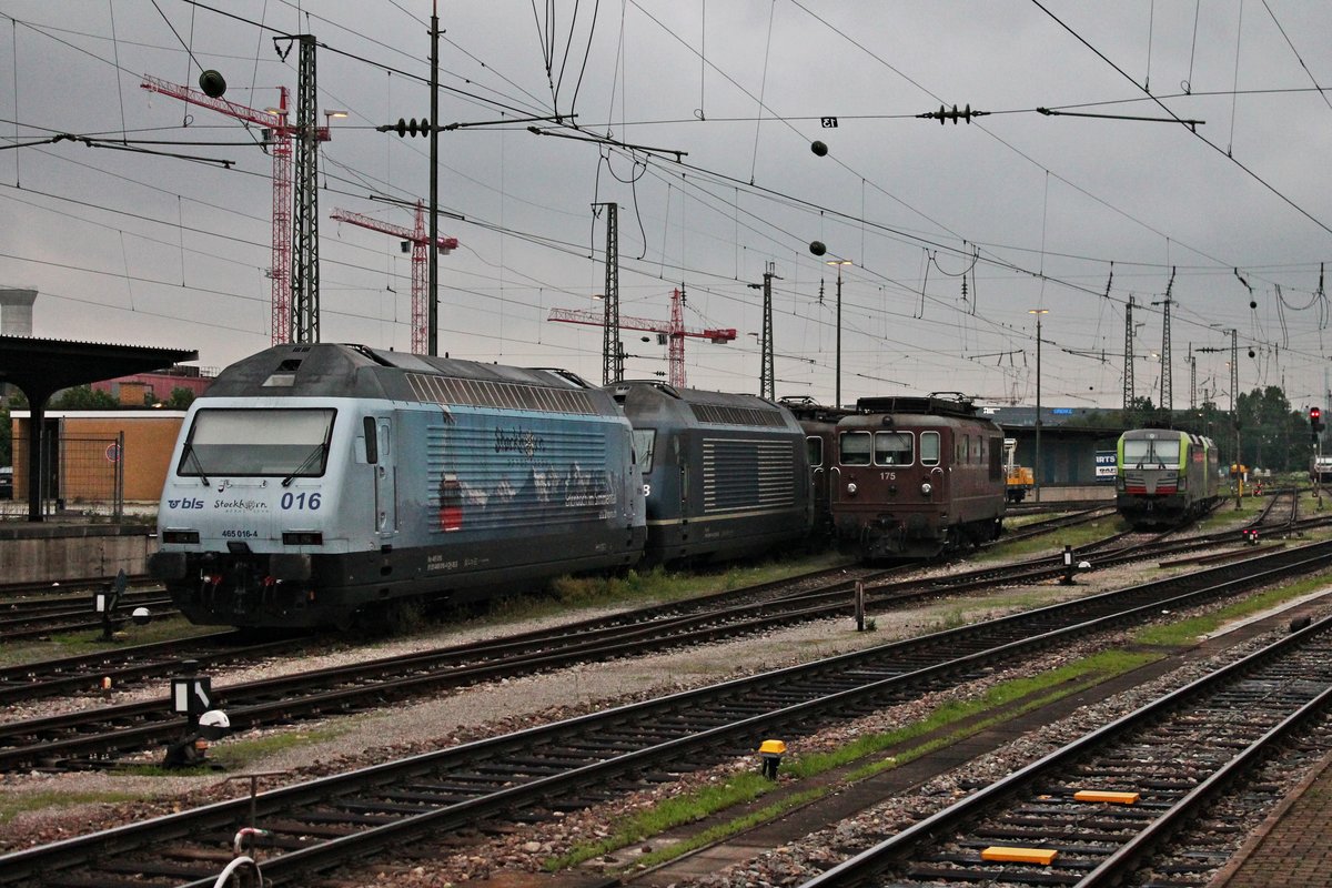 Am Morgen des 13.06.2018 stand Re 465 016-7  Stockhorn - Erlenbach im Simmental  zusammen mit Re 465 018-0, Re 4/4 175 (425 175-7)  Gampel , Re 475 409 und weiteren BLSC-Maschinen im nördlichen Vorfeld vom Badischen Bahnhof von Basel und warteten auf ihre nächsten Einsätze.