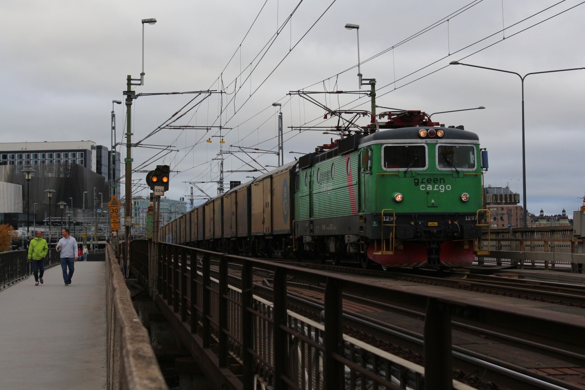 Am Morgen des 13.10.2019 durchfährt ein Postzug, gezogen von Green Cargo Rc4 Nr. 1297 den Bahnhof Stockholm Central.