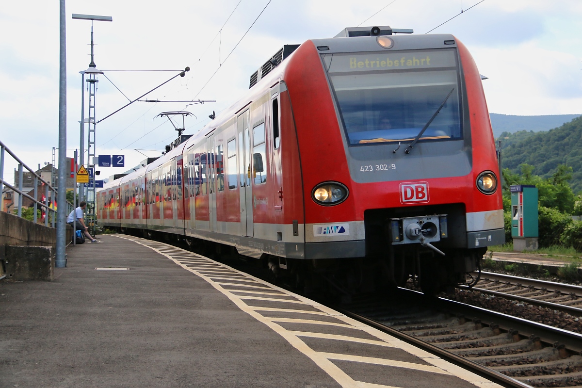 Am Morgen des 14.07.2014 befand sich der 423 302/802 auf Betriebsfahrt gen Norden. Aufgenommen in Lorchhausen am Rhein.