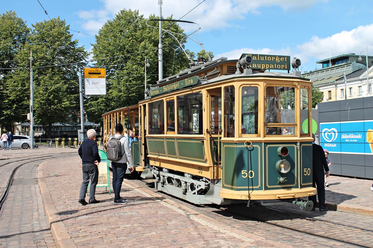 Am Morgen des 14.07.2019 stand der Historische Straßenbahnwagen Nr. 50 an der Museumshaltestelle am Hafen von Helsinki und wartete auf seine nächste Rundfahrt durch dei Hauptstadt.