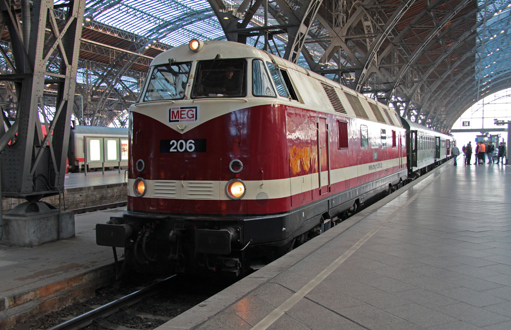 Am Morgen des 14.09.2013 steht der private Sonderzug DPE 32827 am Gleis 14 im Leipziger Hauptbahnhof zur Abfahrt bereit. Als Schlu�lok kommt die 206 der MEG zum Einsatz.