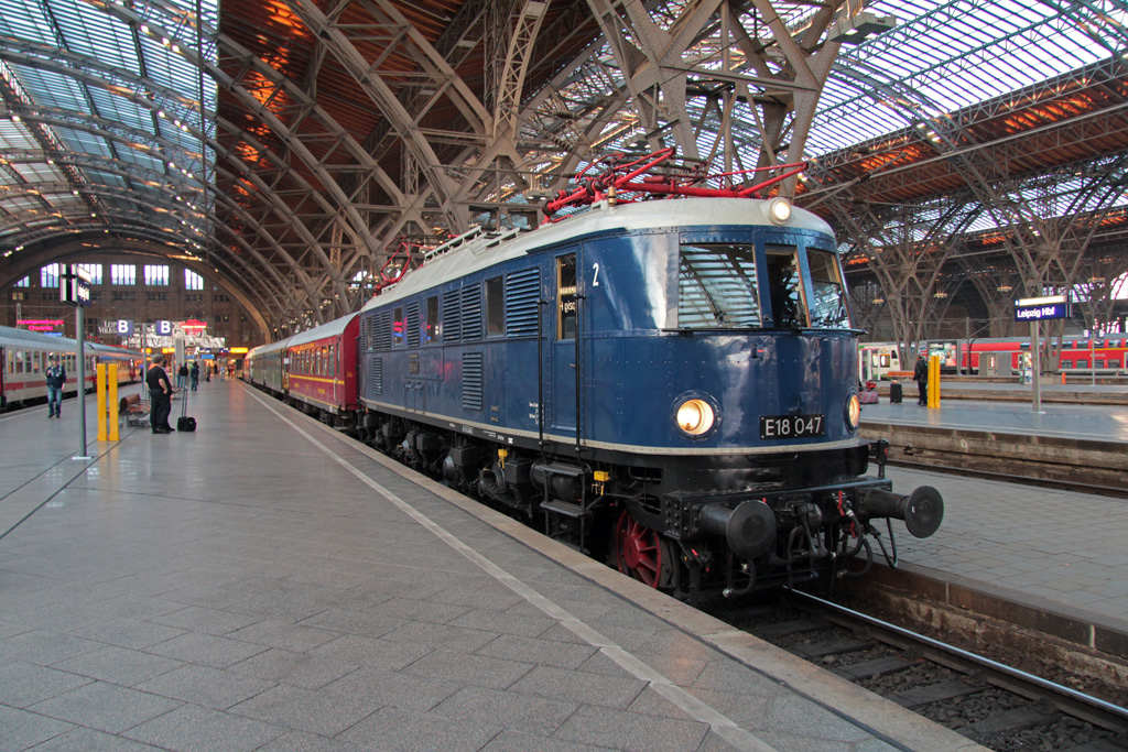 Am Morgen des 14.09.2013 steht der private Sonderzug DPE 32827 am Gleis 14 im Leipziger Hauptbahnhof zur Abfahrt bereit. Als Zuglok kommt E18 047 zum Einsatz.