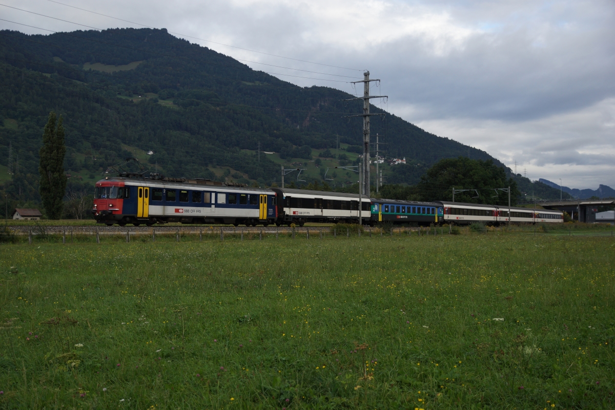 Am Morgen des 14.09.2013 zieht der RBe 540 035-3 den IC 10759 von Landquart Richtung Chur, aufgenommen bei Igis.