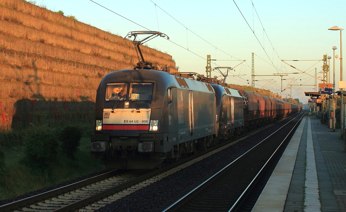 Am Morgen des 14.10.2017 durchfahren ES 64 U2-008 und eine weitere ES 64 U2 von MRCE Dispolok den Bahnhof Allerheiligen