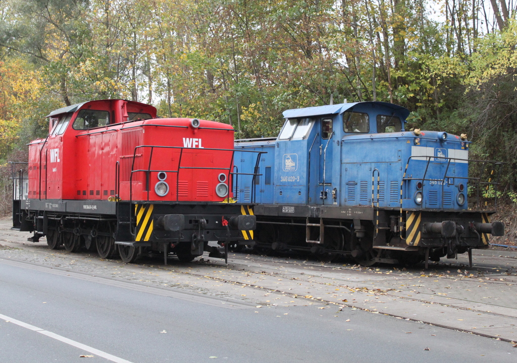 Am Morgen des 15.10.2016 waren 346 674 und 346 020 vor dem Lokschuppen des Rostocker Fracht und Fischereihafen abgestellt.