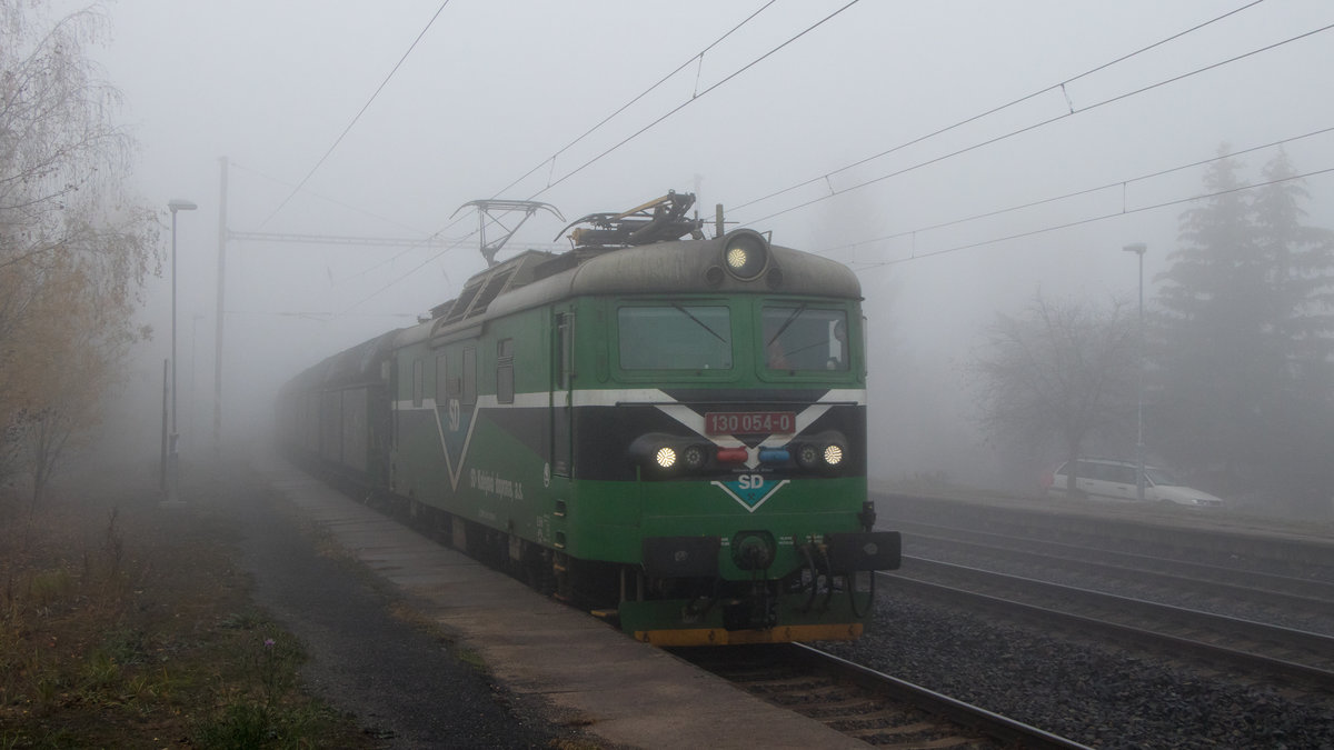 Am Morgen des 16. November 2018 war 130 054-0 der SD mit einem Kohlezug in Zelenice nad Bilinou unterwegs. 
