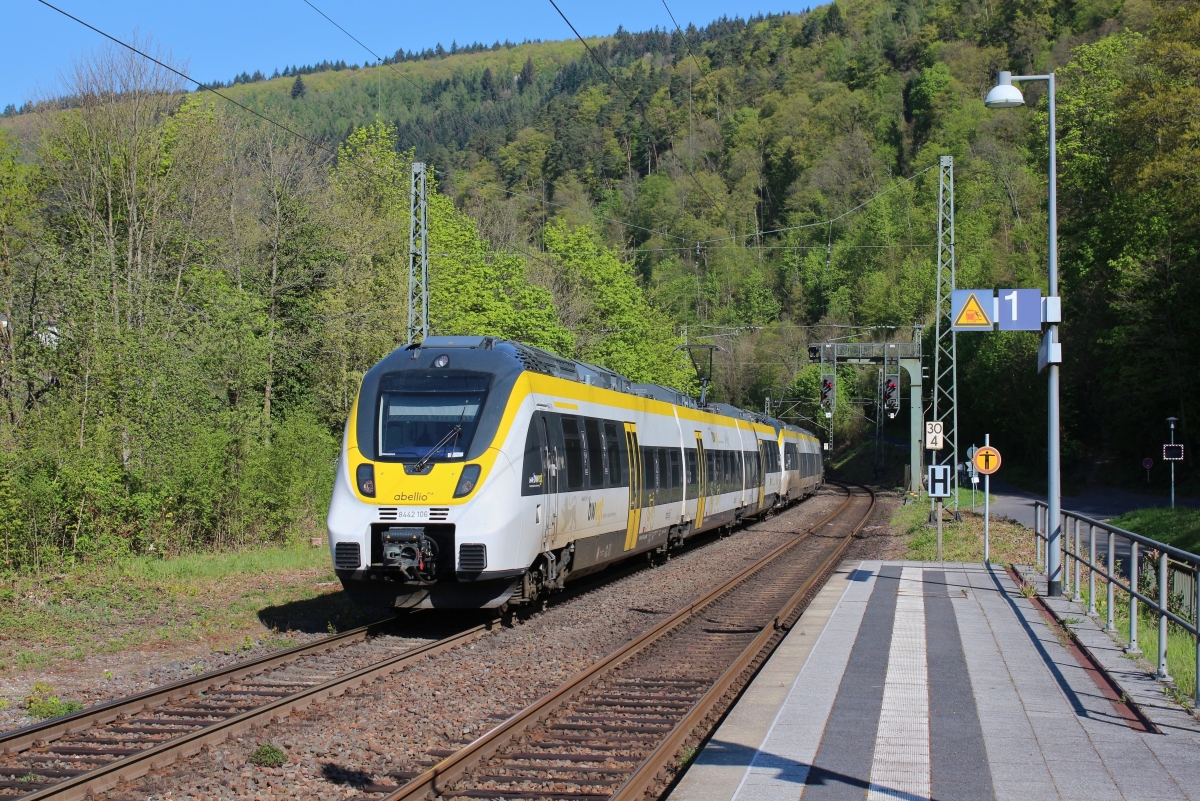 Am Morgen des 16.04.2020 durchfährt ein doppelter Hamster als RE10a nach Heilbronn den Bahnhof Zwingenberg am Neckar.