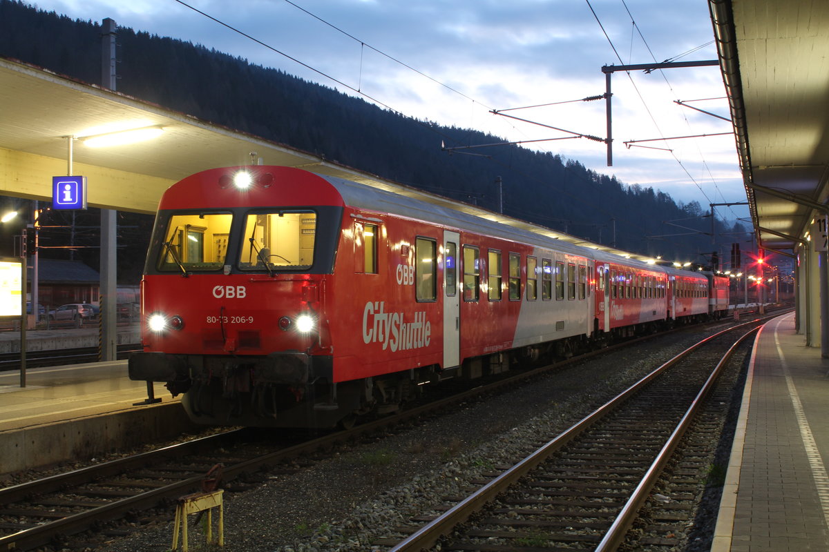 Am Morgen des 16.11.2018 steht der E1597 geschoben von 1144 008 und mit dem 80-73 206 an der Spitze in Mürzzuschlag und wartet auf die Abfahrt nach Graz Hbf.

Dieser Zug fuhr den Umlauf R4064 (Bruck/Mur - Mürzzuschlag), R1597 (Mürzzuschlag - Graz), R4086 (Graz - Bruck/Mur) und war der letzte reine Wendezug auf der Südbahn nördlich von Graz. 
Leider verschwand diese Leistung mit Fahrplanwechsel 2018/19 und wird ersetzt durch einen Triebwagen der Reihe 40w4