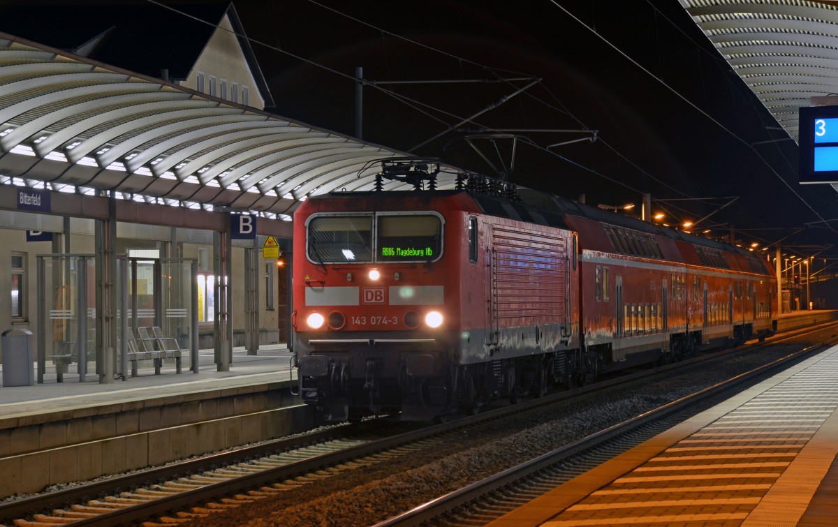 Am Morgen des 16.12.14 steht 143 074 mit der morgendlichen RB von Halle(S) nach Magdeburg in Bitterfeld zur Abfahrt bereit. In kürze wird die bereits bei RBH eingesetzte Maschine mit ihrer RB Richtung Dessau abfahren.