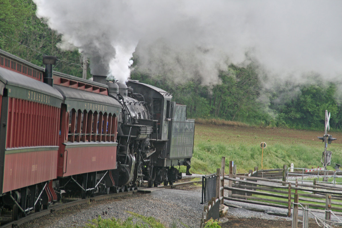 Am Morgen des 17. Mai 2018 zieht die Baldwin Maschine 2-10-0 Nr. 90 der Strasburg Rail Road ihren historischen Personenzug nach Paradise, Pennsylvania / USA.