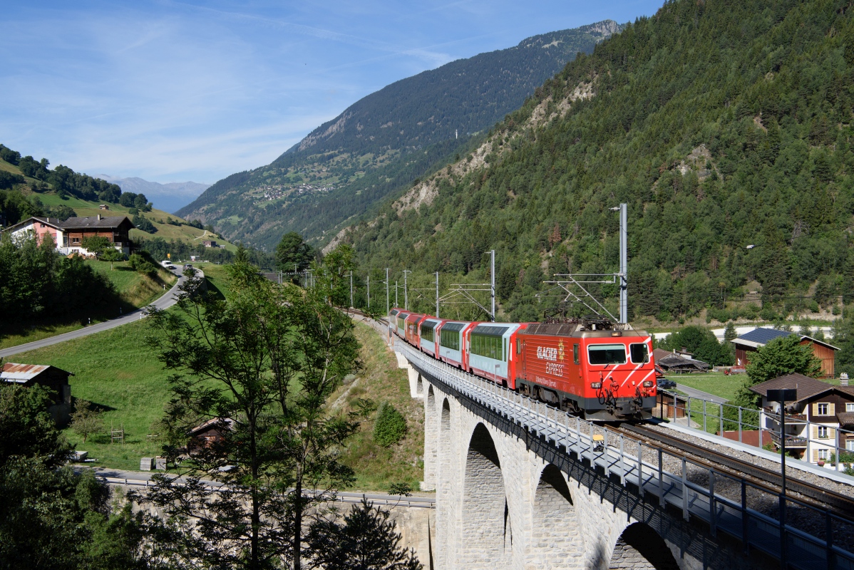 Am Morgen des 17.07.2017 überquert die HGe 4/4 II 106 die höchste Brücke der MGB bei Grengiols.