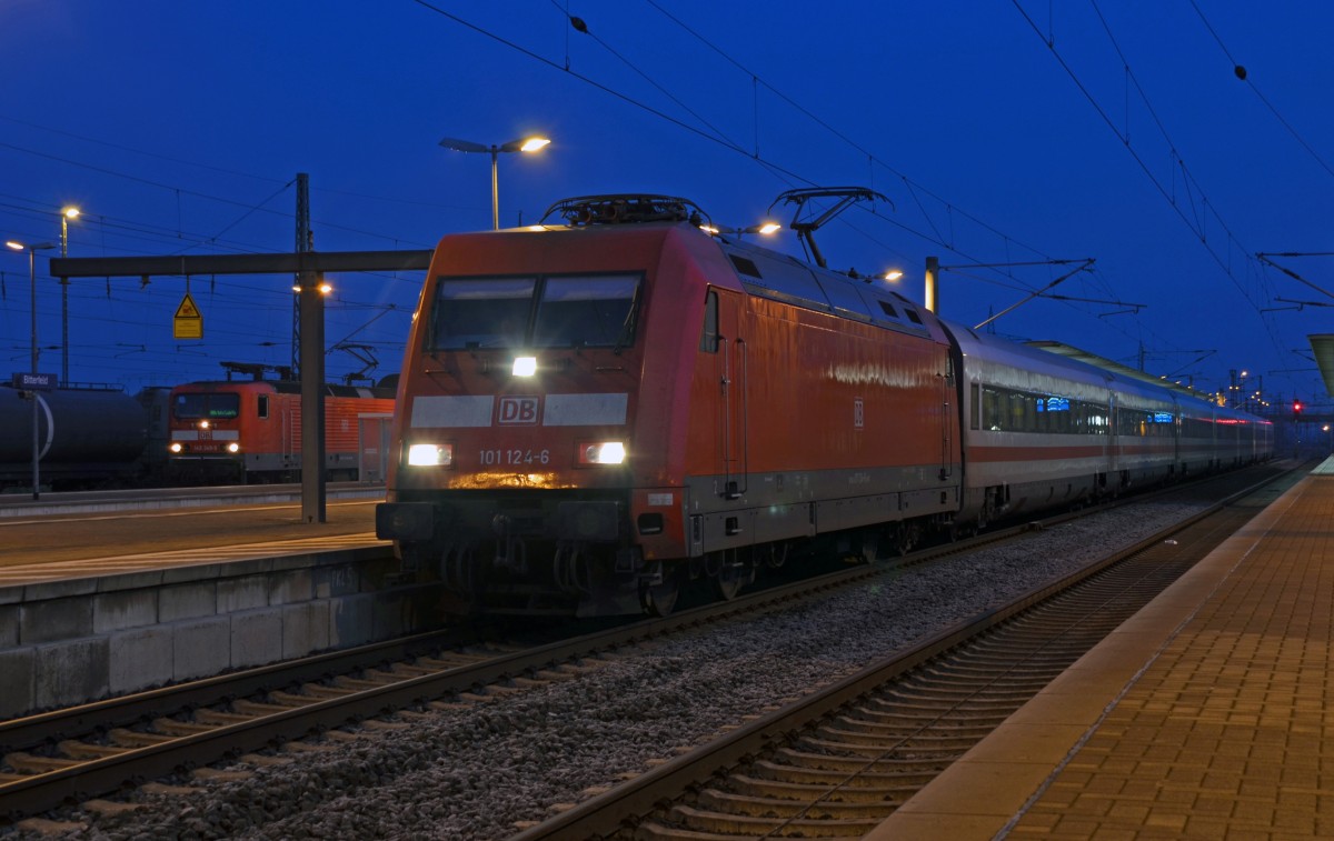Am Morgen des 17.12.14 wartet 101 124 mit ihrem als ICE 1005 verkehrenden Metropolitan in Bitterfeld auf die Weiterfahrt Richtung Halle(S). 